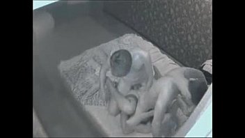 Лучшие друзья трахают одну телку на двоих снимая на скрытую камеру